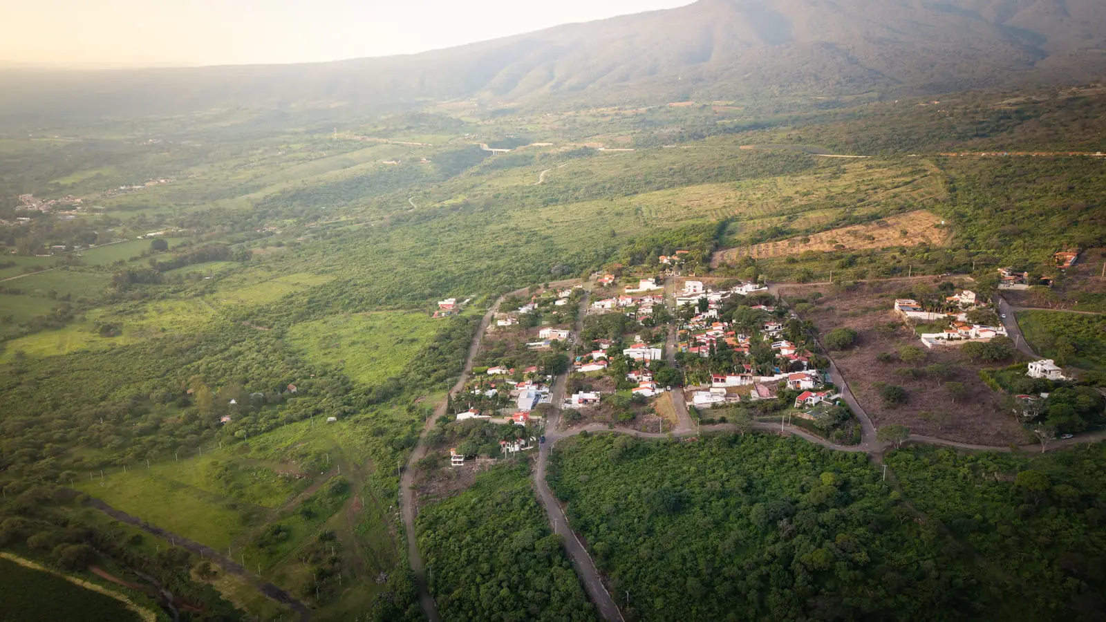 Vista aérea de Pedregal de San Miguel, rodeado de bosque, con la sierra al fondo